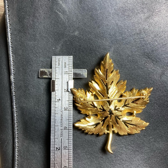 Vintage Crown Trifari Maple Leaf Brooch - Brushed Gold Tone - Signed Designer - Picture 4 of 5